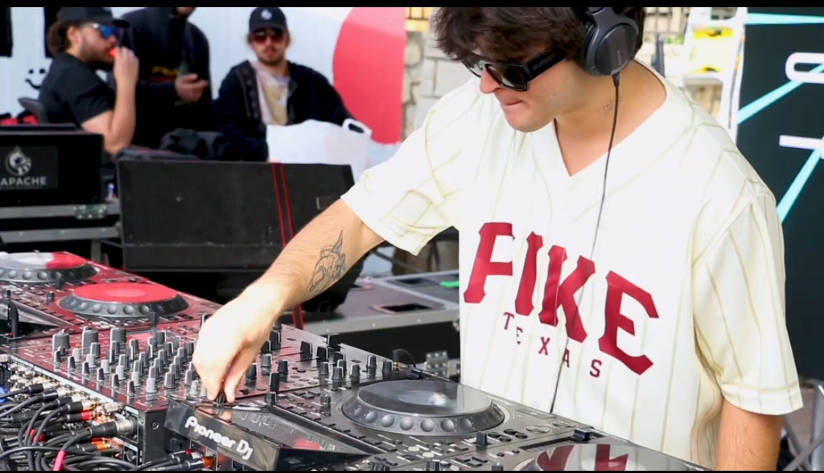 LUCIXN performance photo